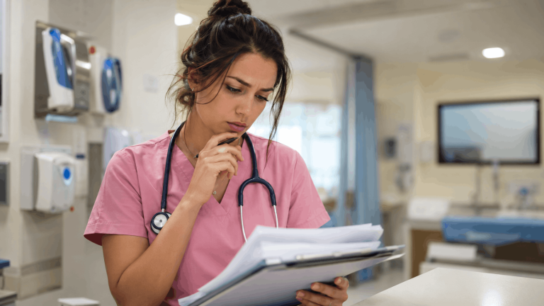 Doctora con uniforme quirúrgico rosa analizando un caso clínico para el EGEL Plus Medicina General